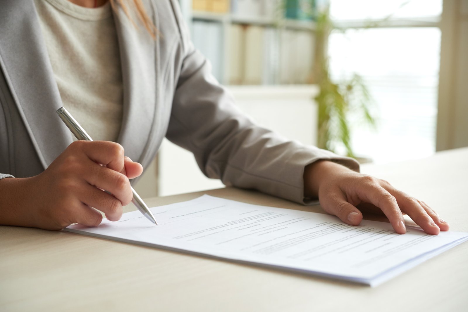Cliente firmando un documento en notaría